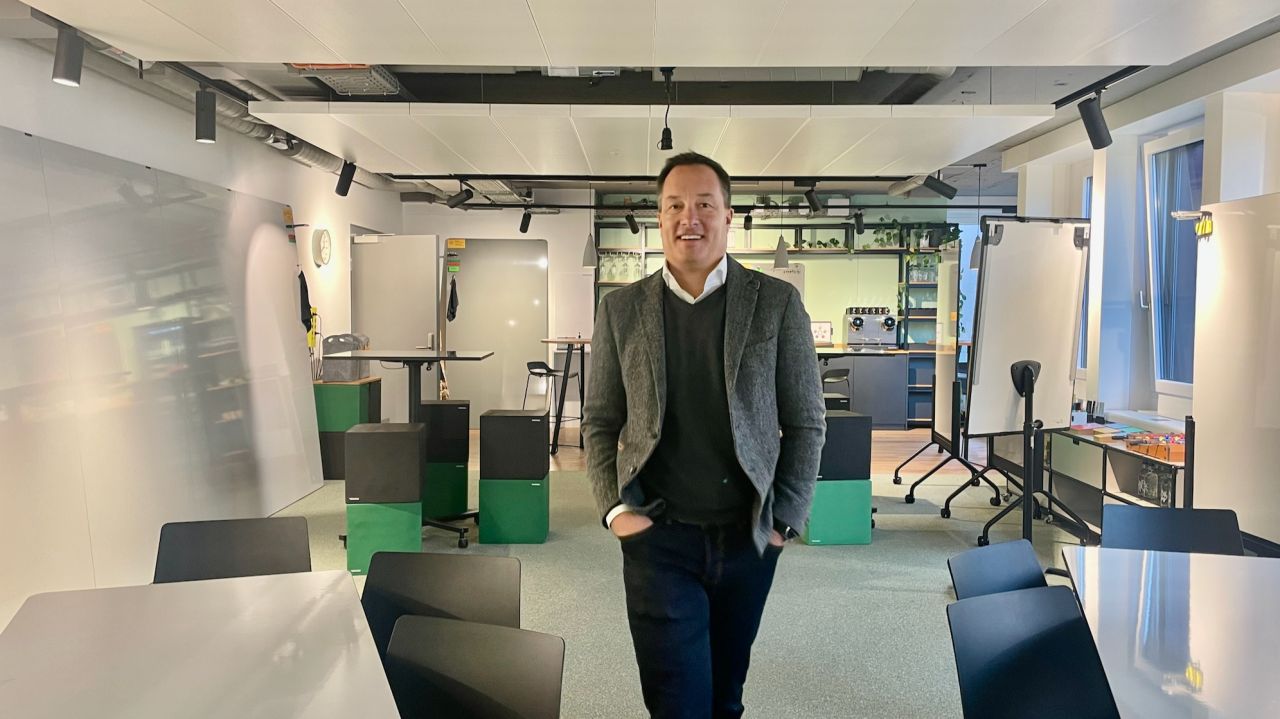 Martin Meyer im Kursraum am ersten Kurstag von Professionals in Residence, 2023