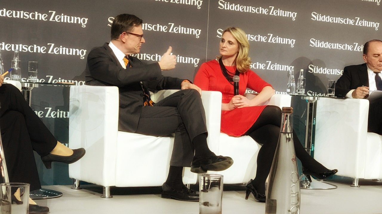 Christina Kehl auf dem Podium des Wirtschaftsgipfels der Süddeutschen Zeitung in Berlin