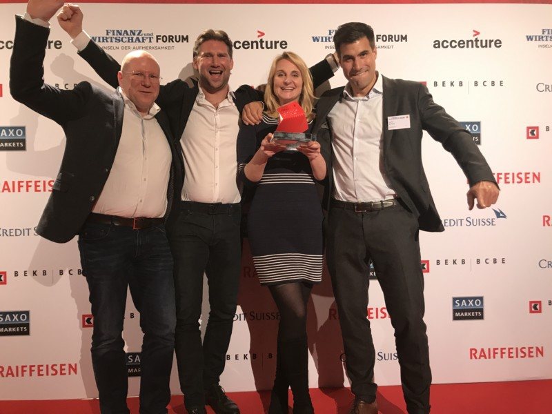Christina Kehl holding an award at the Finanz und Wirtschaft Forum